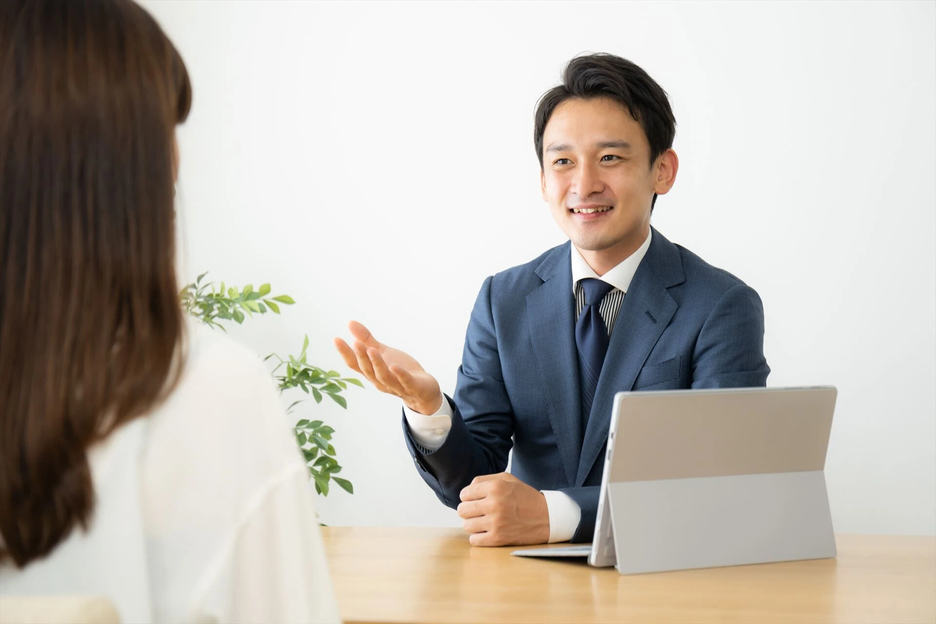 相談にのる男性スタッフ